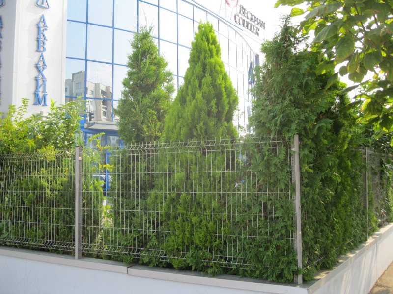 Офис сграда на фирма "Аквахим"ограденa с оградна система "Nylofor 3D", BETAFENCE