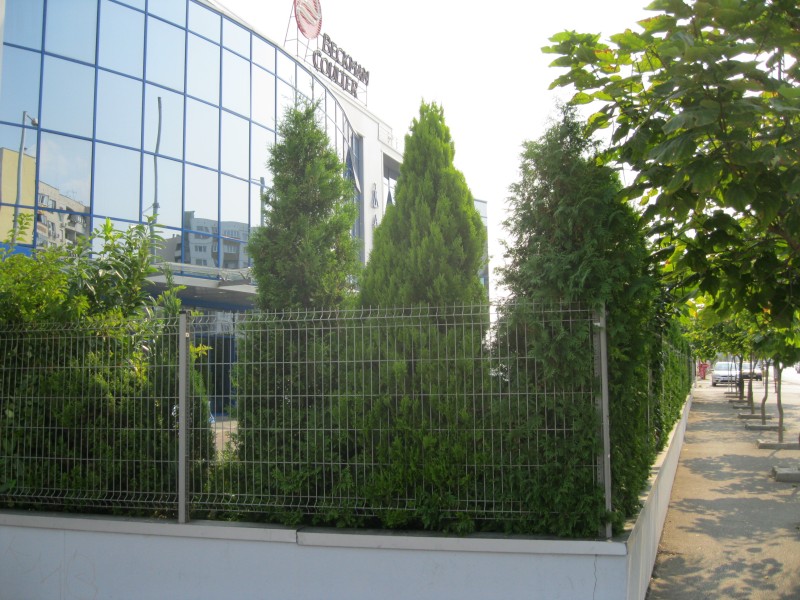 Офис сграда на фирма "Аквахим"ограденa с оградна система "Nylofor 3D", BETAFENCE