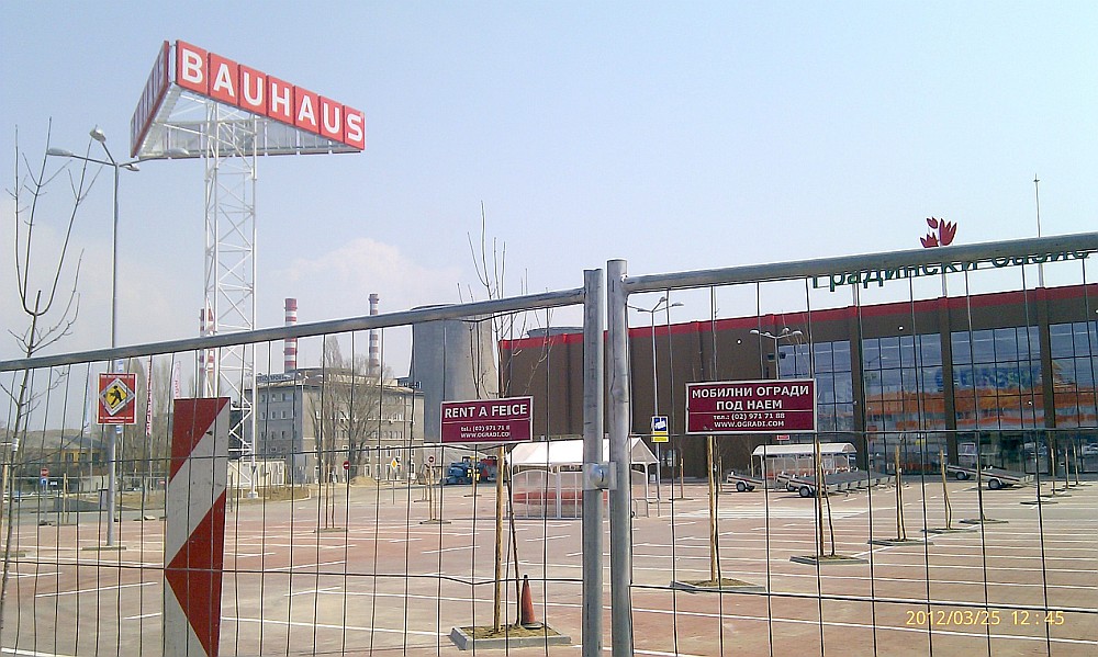 Мобилна оградна система "F2" по време на строежа на хипермаркет "BAUHAUS"