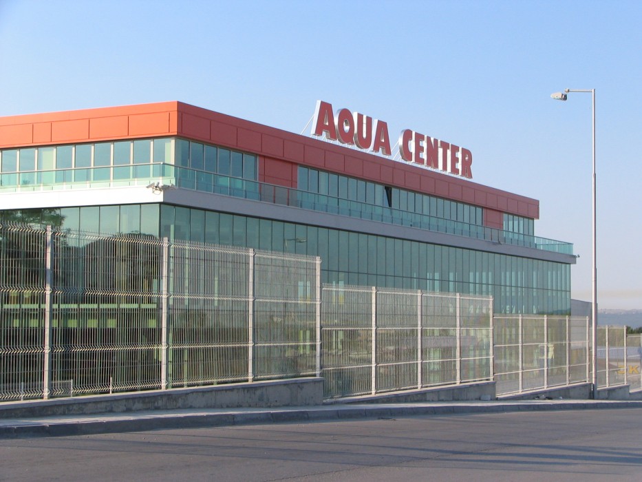 Търговско административен център "Aqua Center" с оградна система "Nylofor 3D HD"