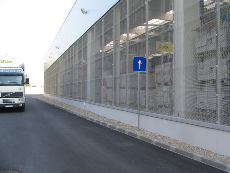 Фасада на магазин "BauMax" оградена с оградна система "SECURIFOR 3D"
