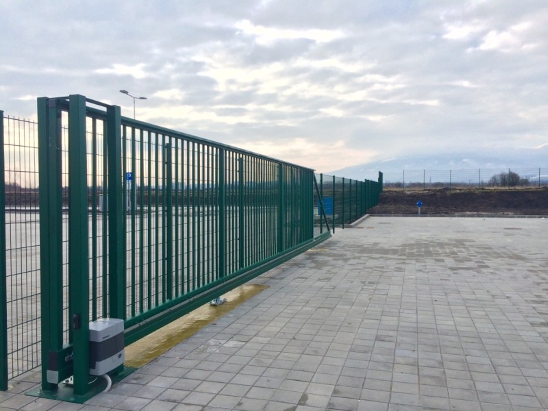 Завод за автомобилни климатици ограден с оградна система "Nylofor 2D", BETAFENCE