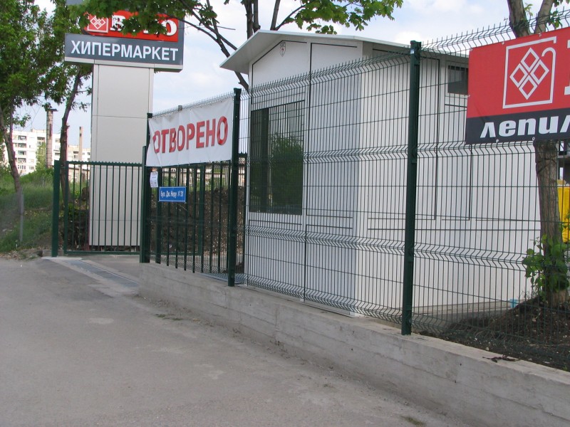Магазин "БОРО", Люлин, ограден с оградна система "Nylofor 3-М", BETAFENCE Магазин "БОРО", Люлин, ограден с оградна система "Nylofor 3-М", BETAFENCE