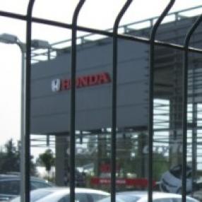 Автоцентър HONDA, ограден с оградна система Nylofor 3D Pro, BETAFENCE